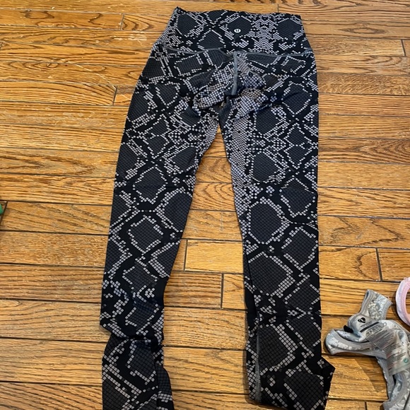 WUNDER UNDER HIGH WAISTED LEGGINGS - Picture 2 of 2